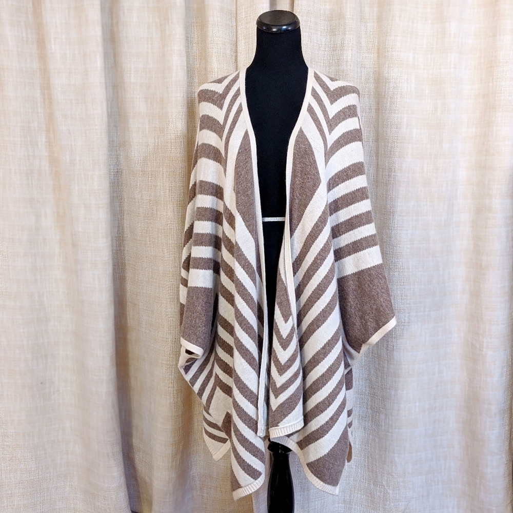 NYDJ Tan Geometric Print Knit Cape